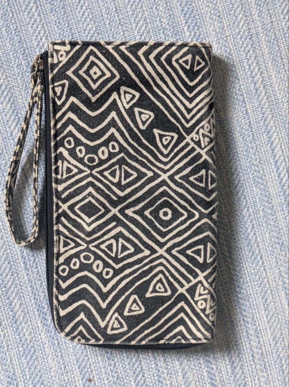 Billabong Black and Beige Geometric Wristlet